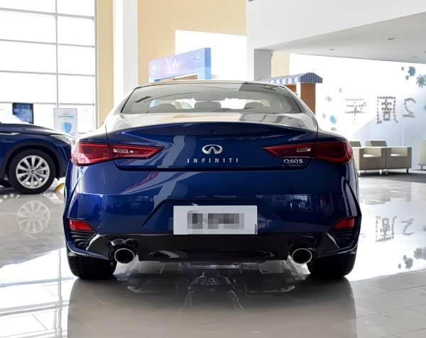 英菲尼迪q60这么漂亮的颜色配上外观十分的犀利