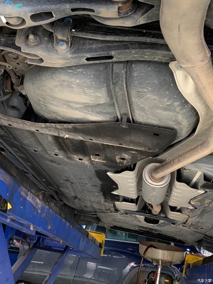 换机油,拍了几张车底照,好像有点漏油?