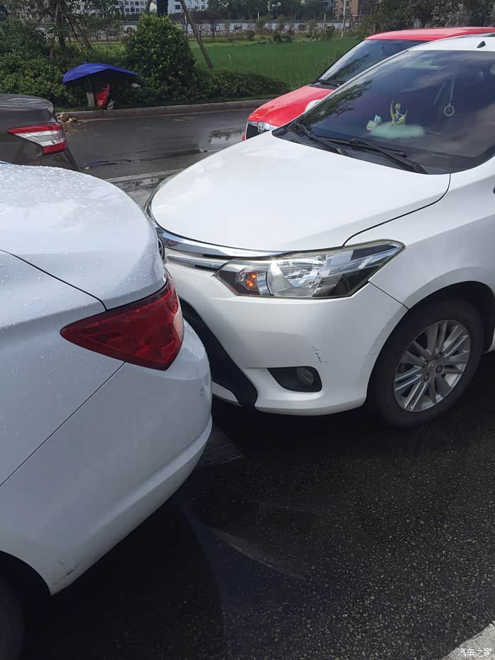 威朗红绿灯路口被追尾