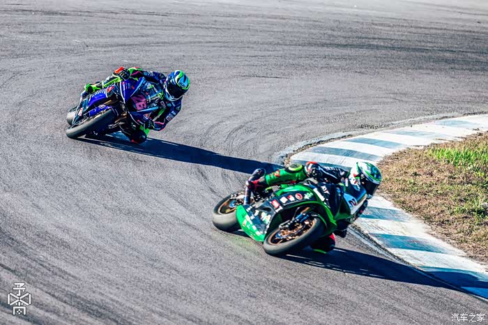 车运动法拉利本田飞度摩托车在一个赛场比赛是什么样