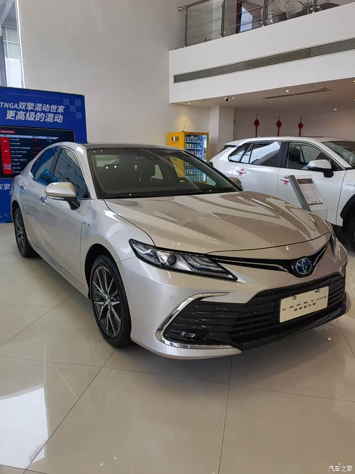 凯美瑞25hs锋尚混动版海钻蓝红内下订了