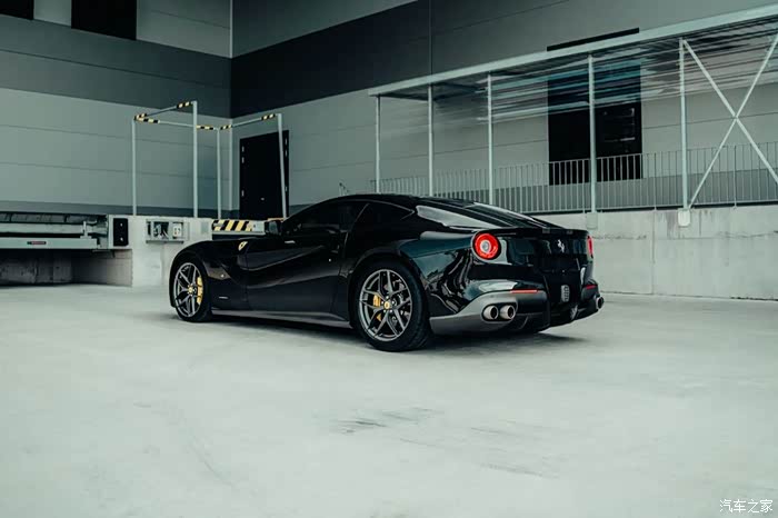 黑色的法拉利ferrarif12berline车标特别
