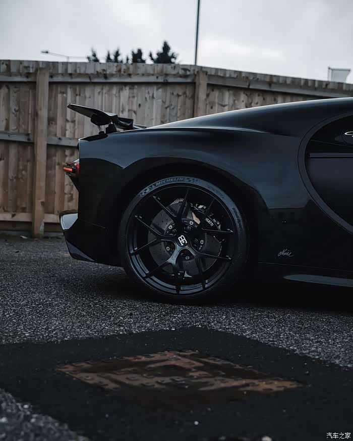 布加迪 chiron黑色的精灵,只为博得你的芳心,心动了吗