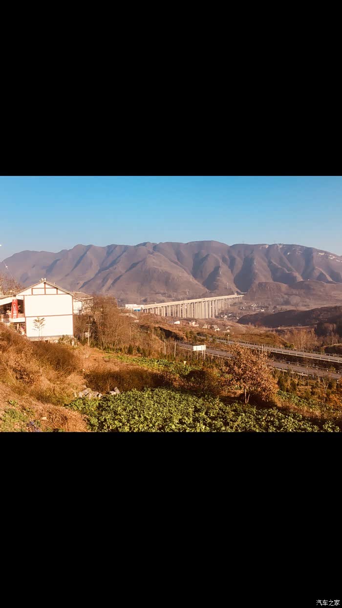 在国道面照一张,高速路旁边山,山美吗.