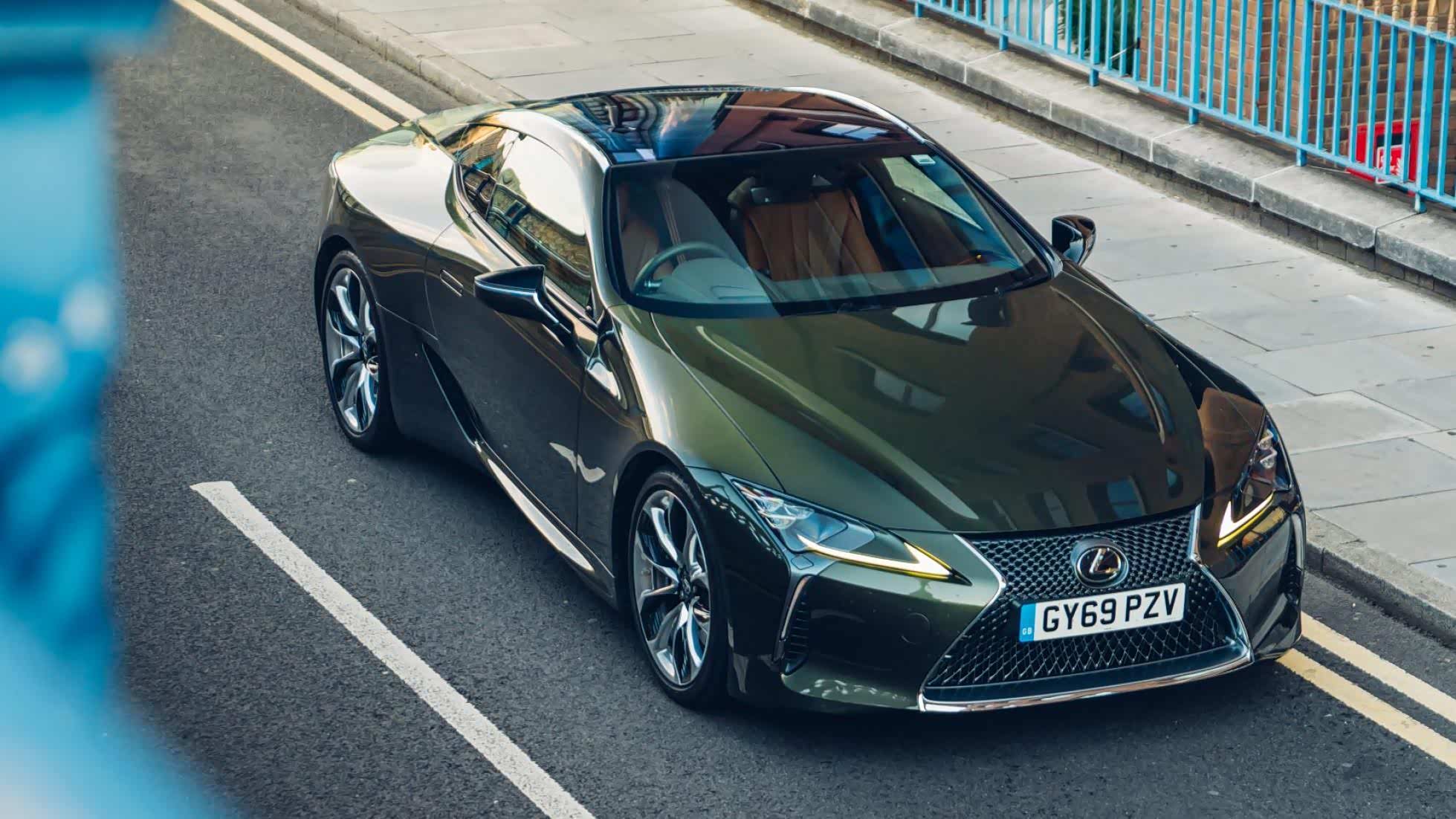 少见的绿色雷克萨斯lc500,如此冷艳的豪车.