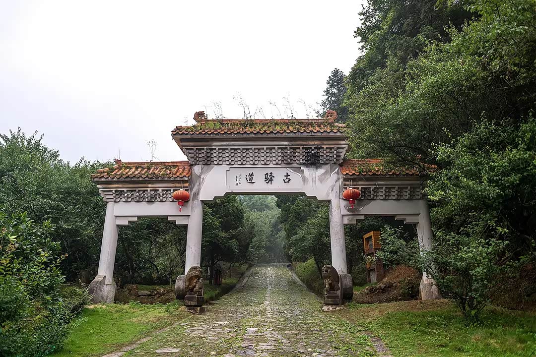 梅关古道的历史非常悠久,素有"岭南第一关"的美誉