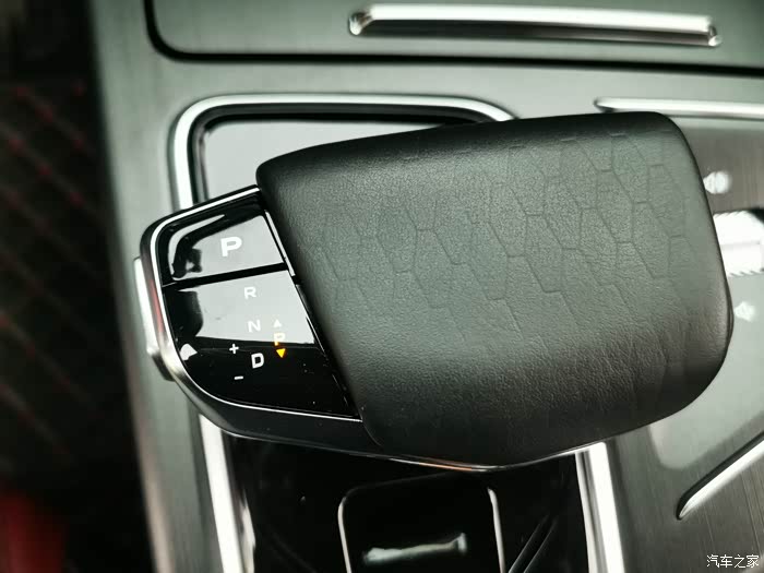 游艇式的档把造型时尚,操控流畅,显得很有档次感