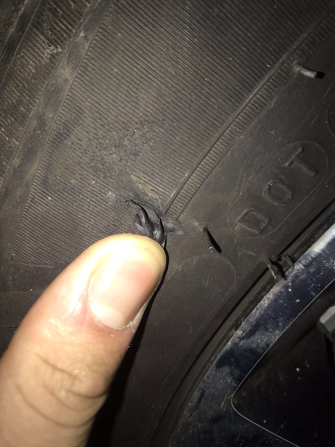 轮胎侧壁蹭缺了一小块,没看到帘布层,换吗?