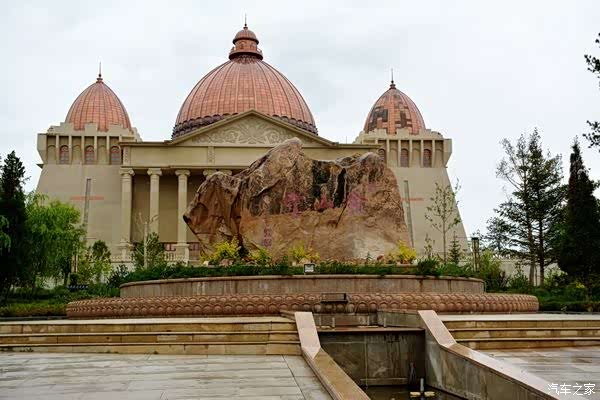 典型的古罗马伊特鲁里亚建筑,正面看就像巴特农神庙一样,像罗马的