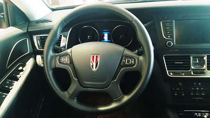 红旗新标在方向盘中间