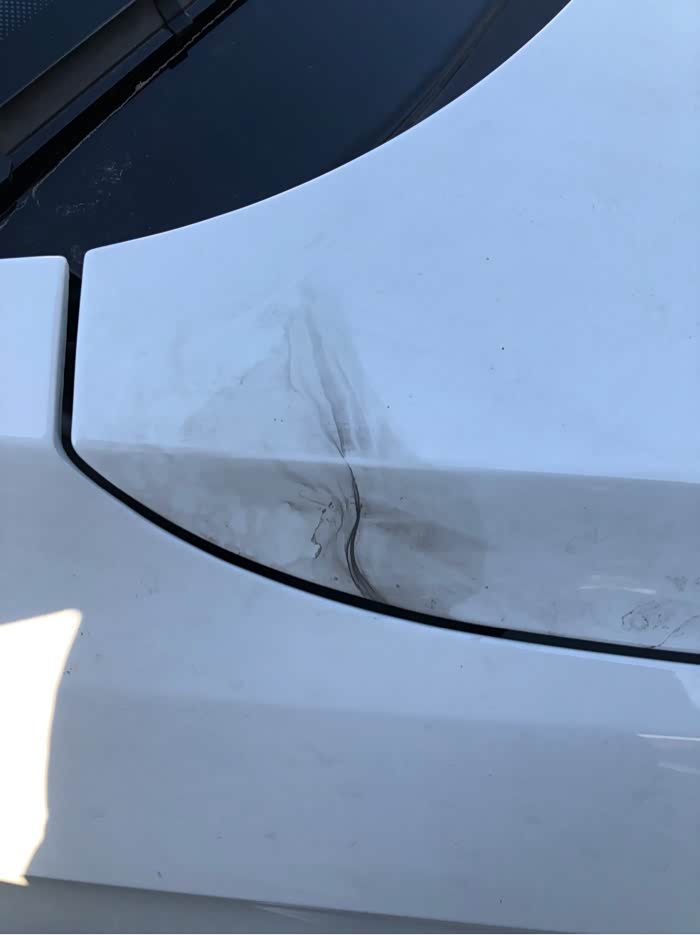 引擎盖上有烟熏过的痕迹