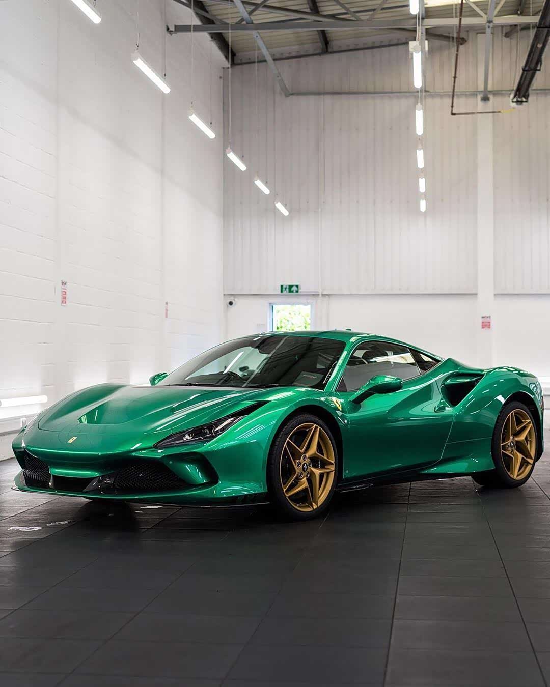 法拉利 f8 tributo!这个绿色太美了