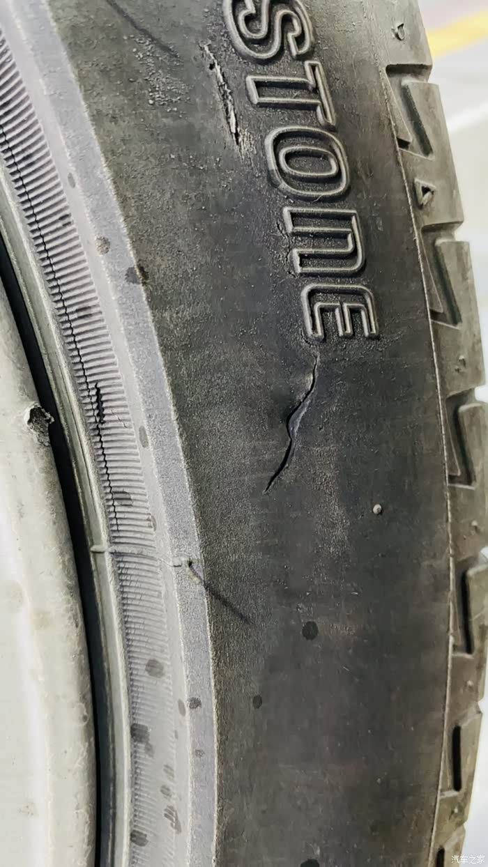 在轮胎内测,大约2-3cm,胎唇处也有大约长条形裂纹.