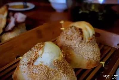 郑母烧饼:青州汉族传统名吃,郑母烧饼形为半球状,两个合为一球体来