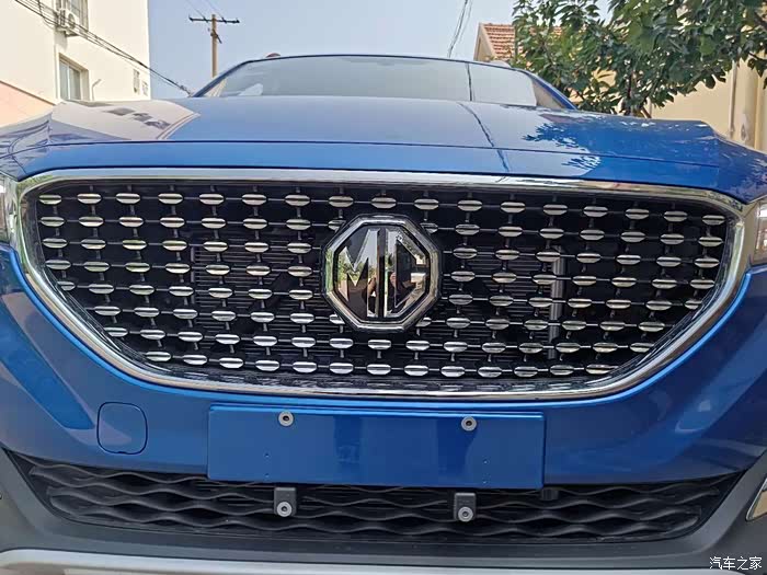 最喜欢的前脸,进气格栅和大灯连为一体,车头更显宽也凸出车的时尚感.