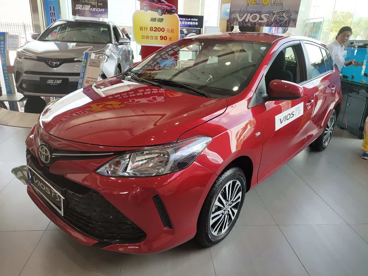 这红色两厢版威驰看起来好喜庆