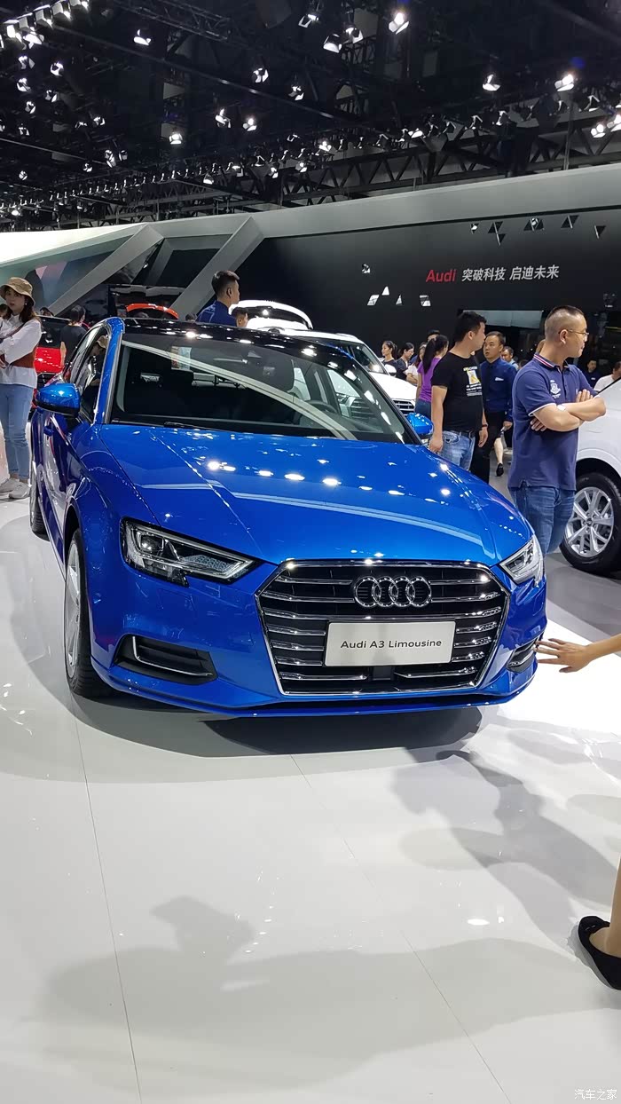 最爱的奥迪a3蓝色很漂亮啊