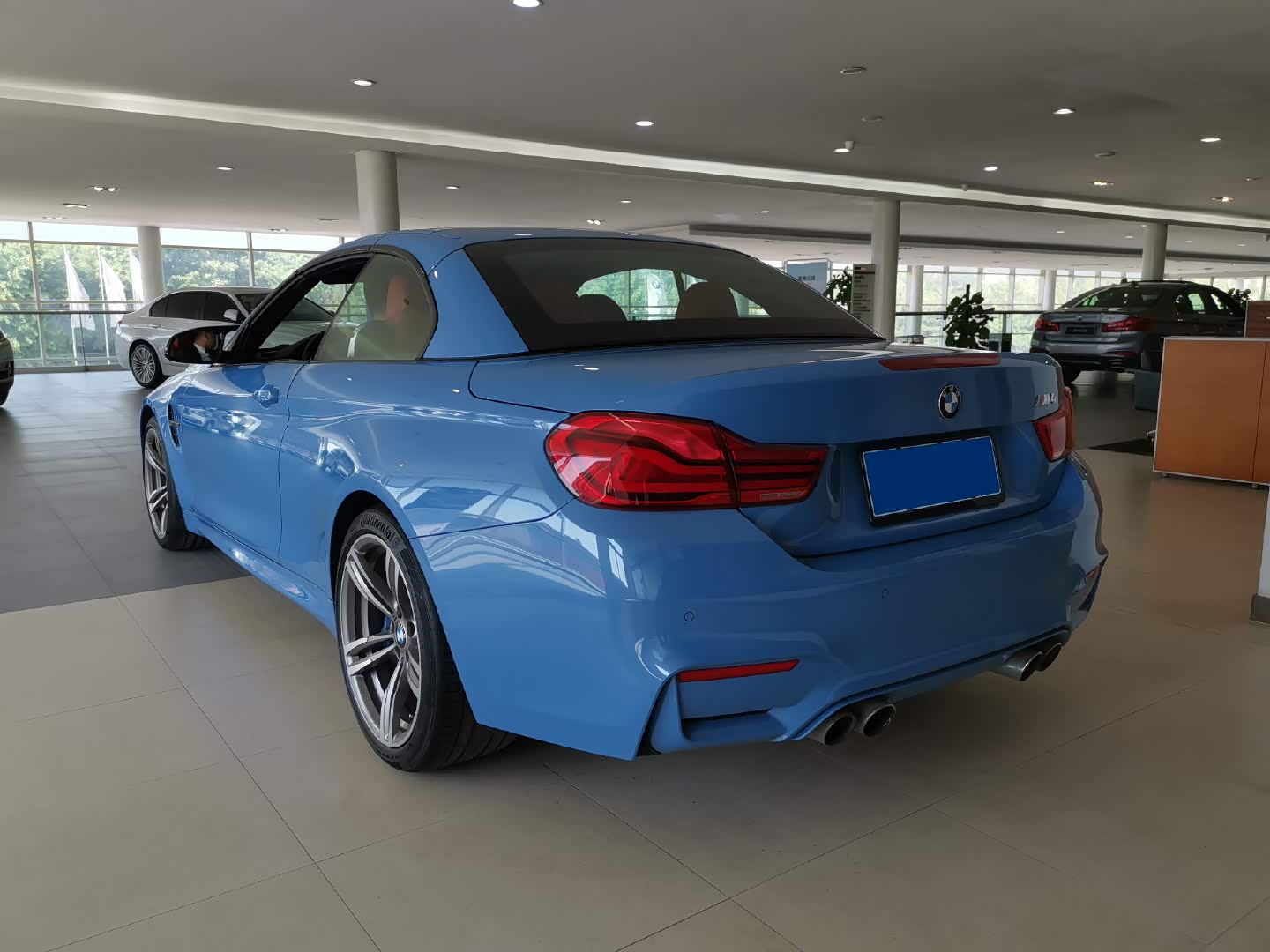 宝马蓝色的敞篷版本轿跑车更加迷人.