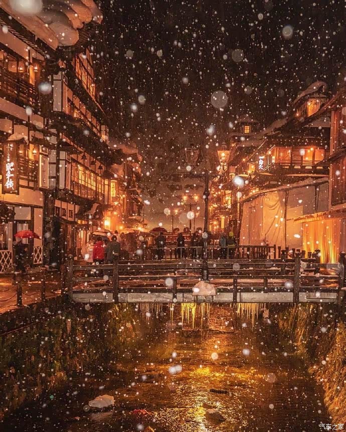 日本冬季的银山温泉,在这大雪纷飞的雪景中太梦幻了.