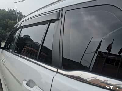 擦完之后看看效果,玻璃是不是很干净了