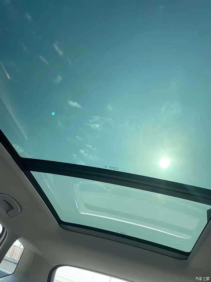 超级大的全景天窗,撇开夏天的高温,冬天打开遮阳帘晒晒太阳也是很惬意