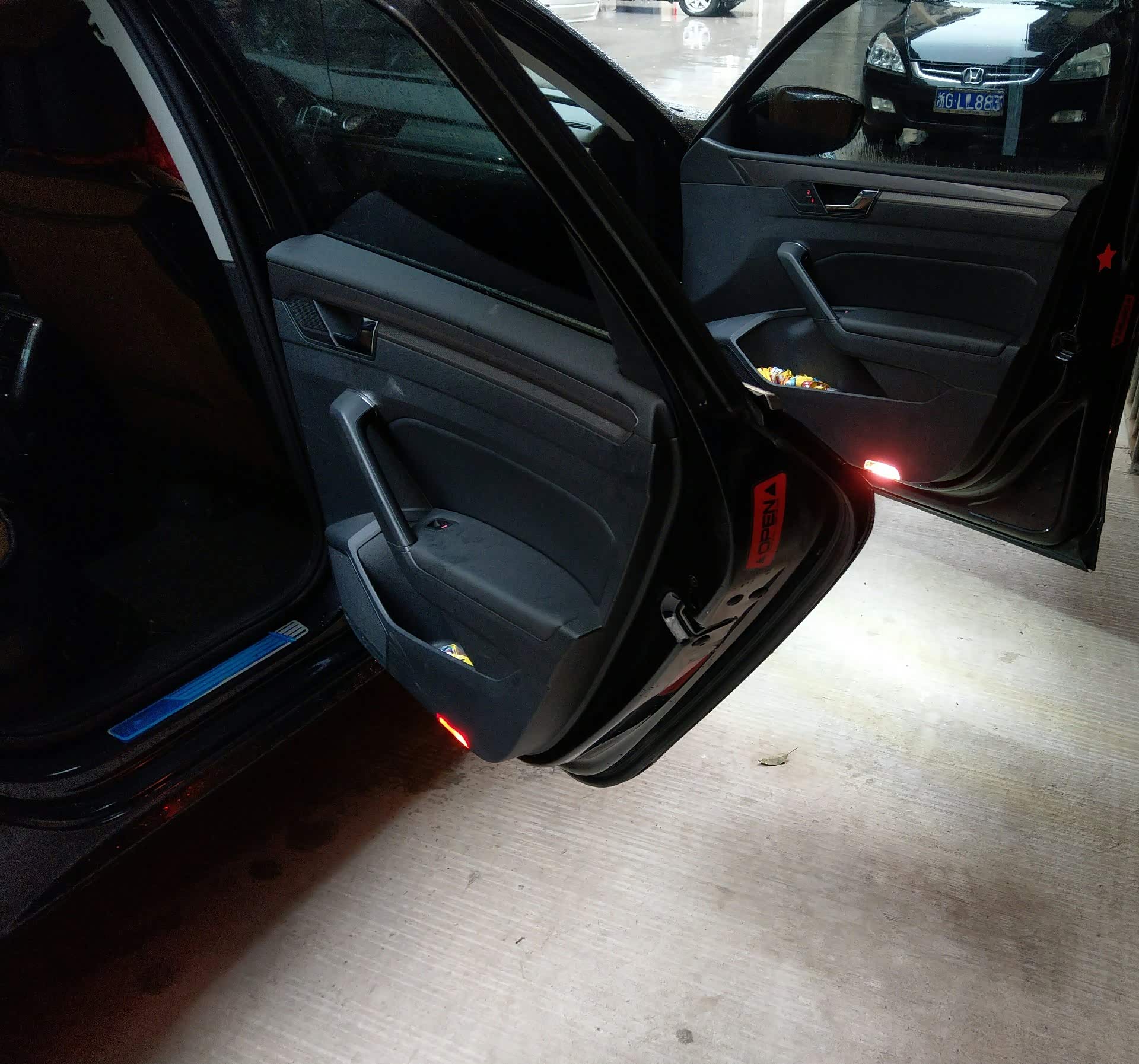 有没有朋友换过车门灯的