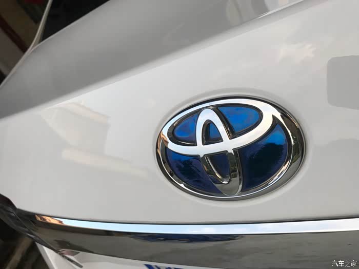 卡罗拉车标怎么拆下来