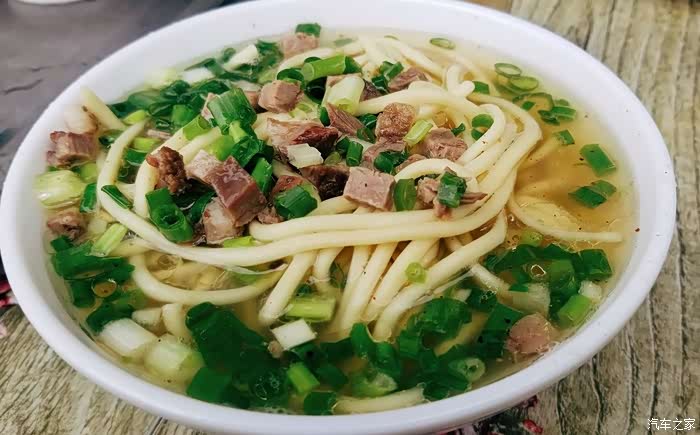 藏式牦牛肉面,这是要在酥油茶里煮开才可以吃,面的口感与内地的面条