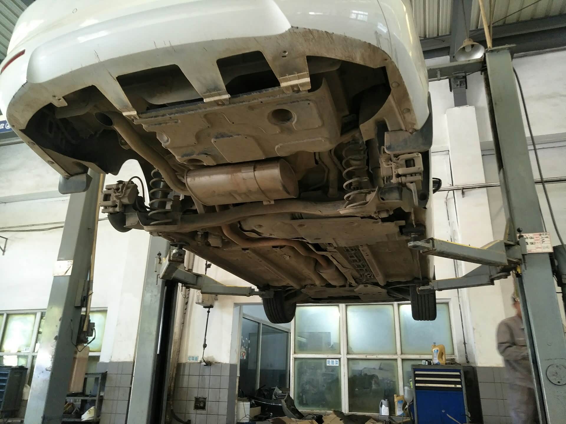 标致408底盘异响后桥开裂