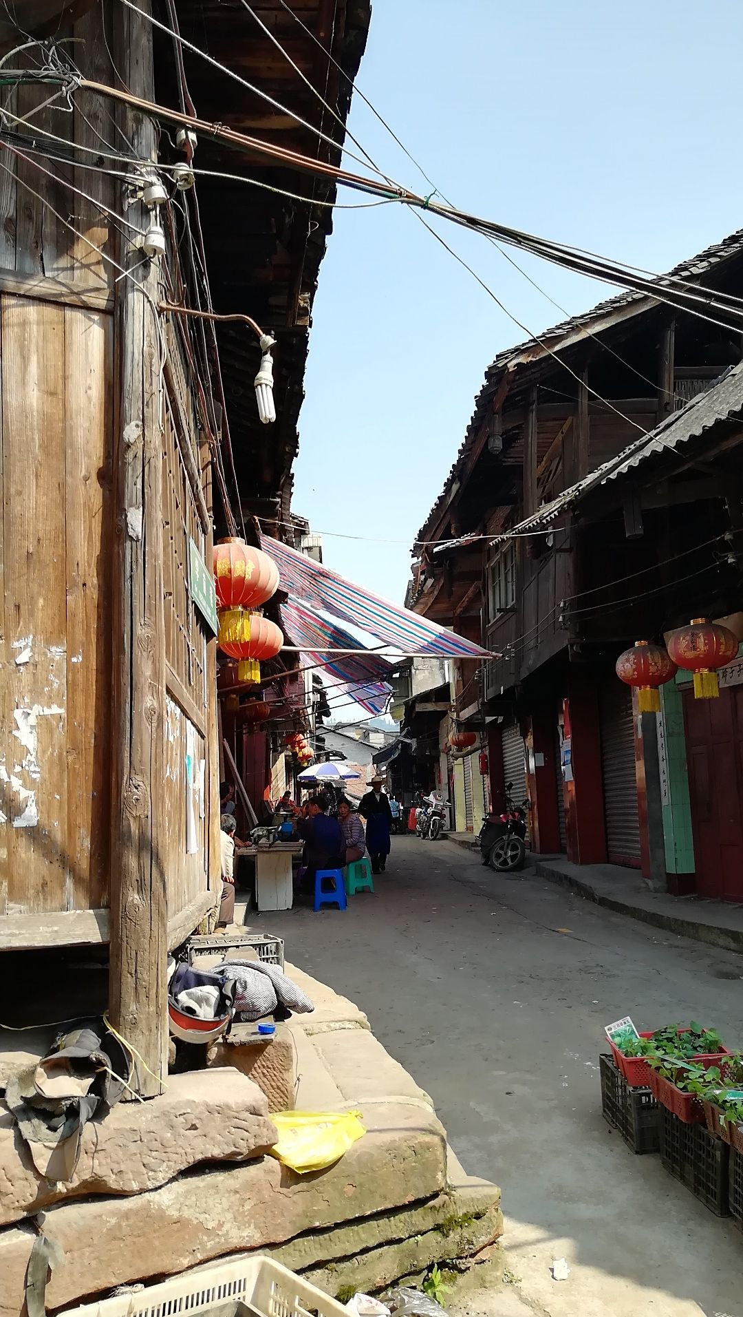 華頭古鎮坐落於樂山夾江縣南端的群山之中,在四川大小古鎮中似乎名不