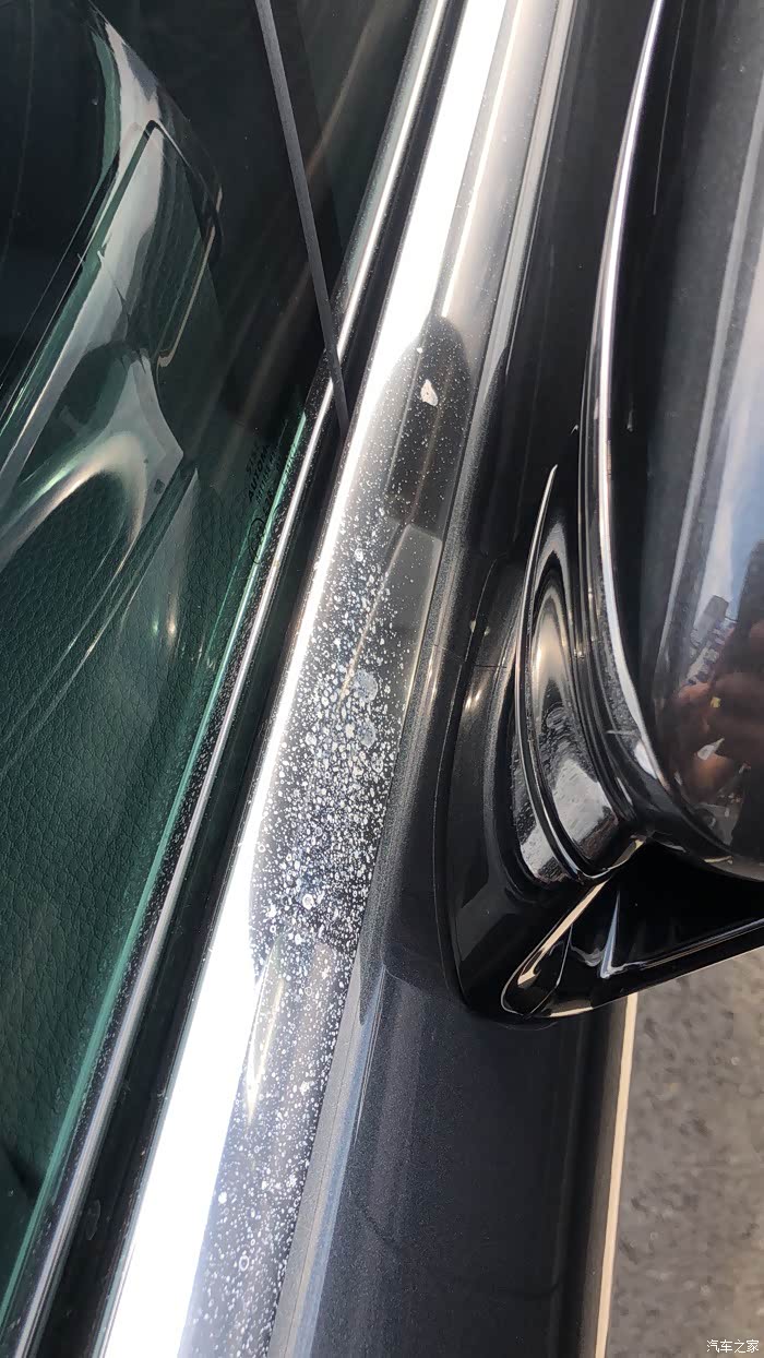 悲催了,车窗镀铬条出白斑了
