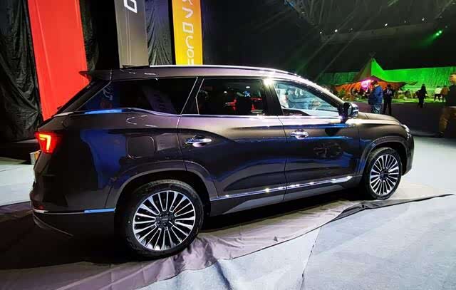 捷途x95采用了最新家族设计语言,视觉效果显得年轻动感.