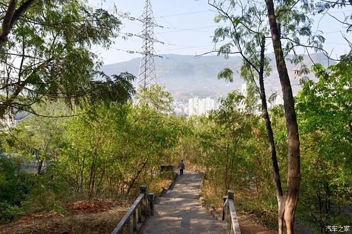 華坪康養體驗之旅登山崖看奇石站在獅子山頂瞭望華坪縣城