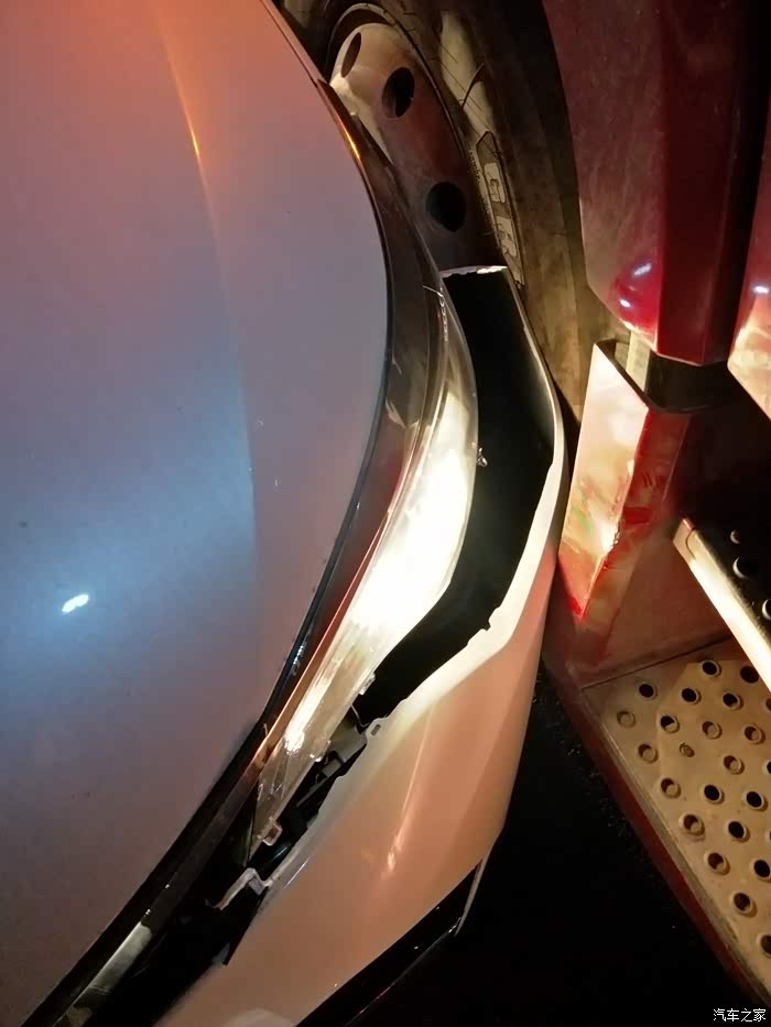 求赐教,发生刮蹭,前保险杠开了大坑