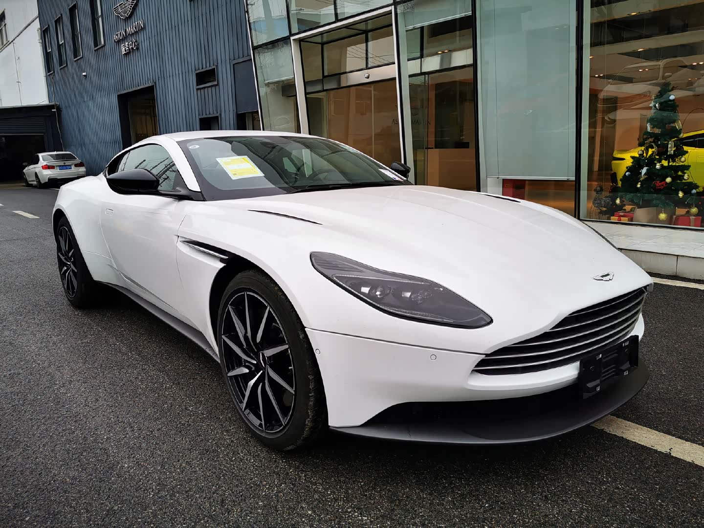 白色的阿斯顿马丁更为优雅