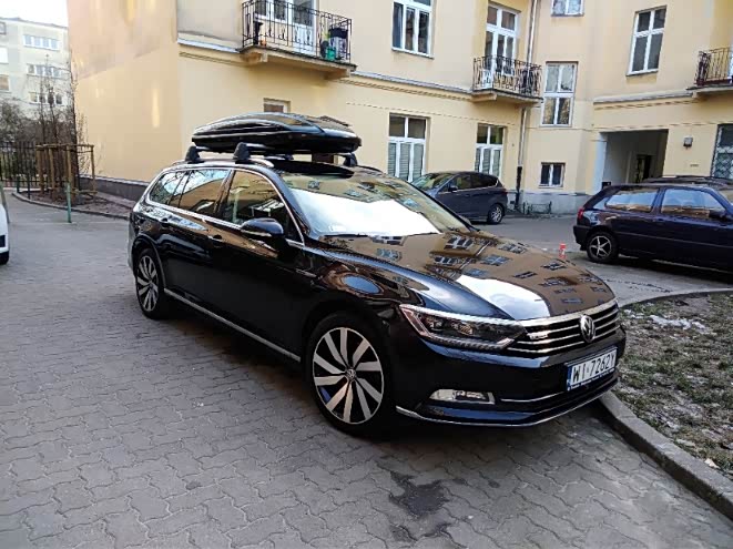 带行李箱的纯黑四驱蔚揽