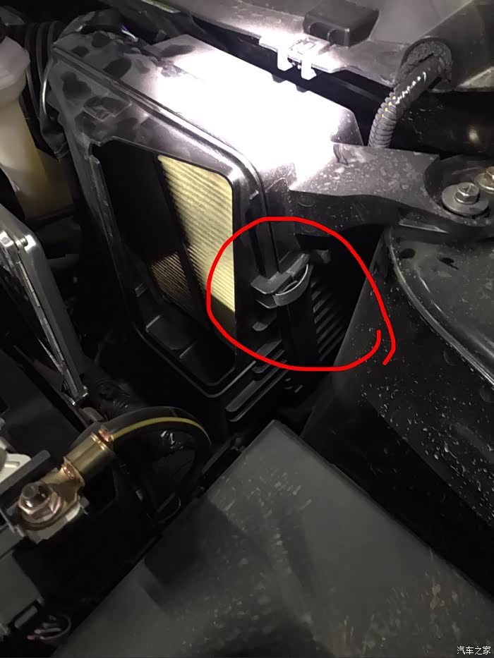 17款逍客换空气滤如图怎么拿下来