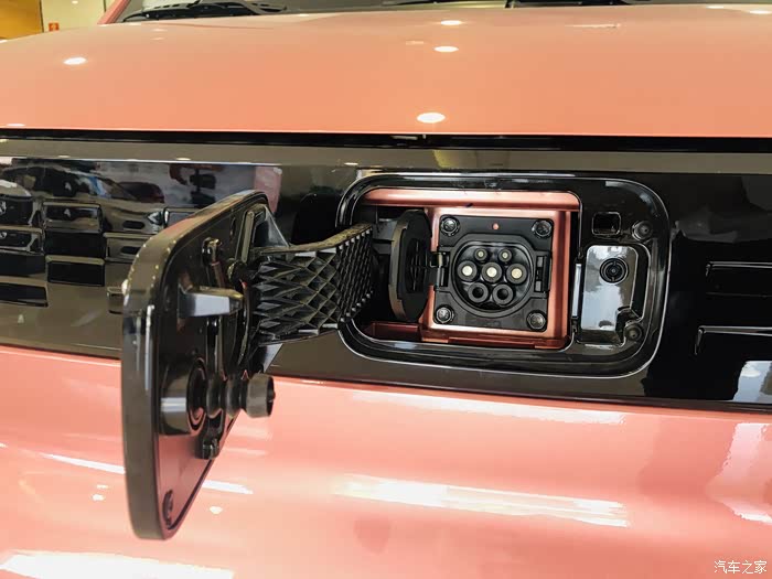 还是标准的7孔充电口,好像不支持快冲充的这宏光mini.