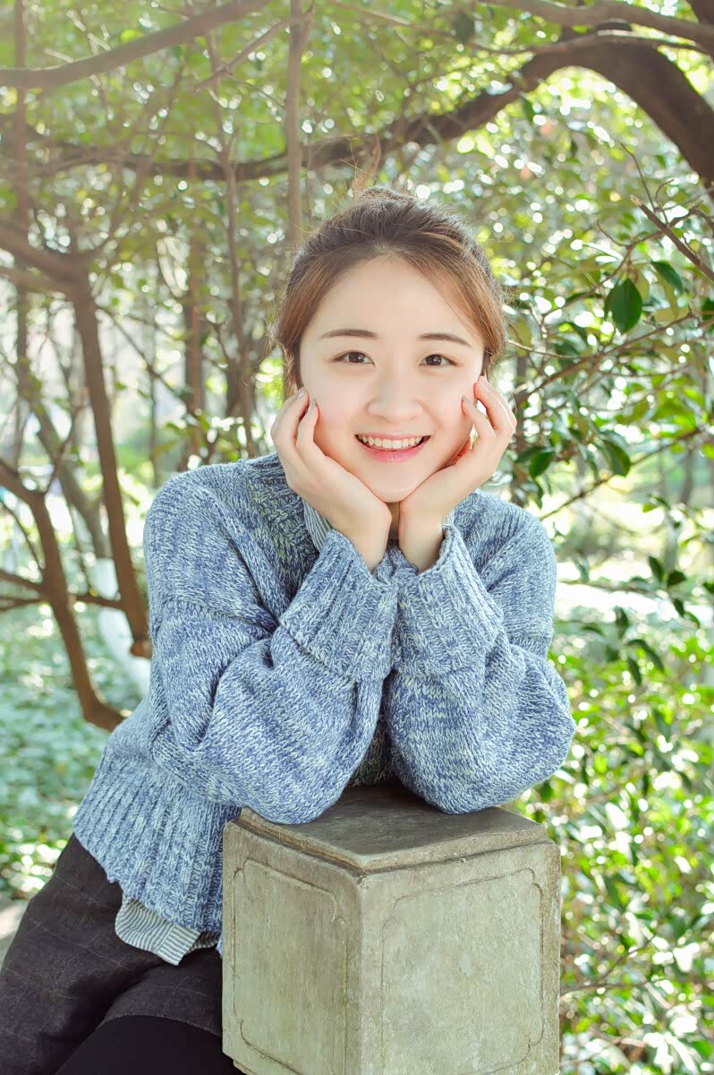 绿茵上的美丽身影灿烂的笑容美丽的青春