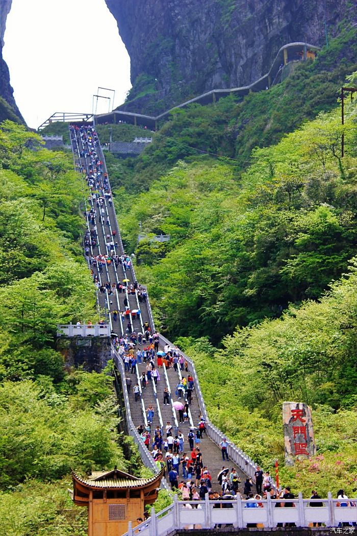 天门山999级阶梯图片