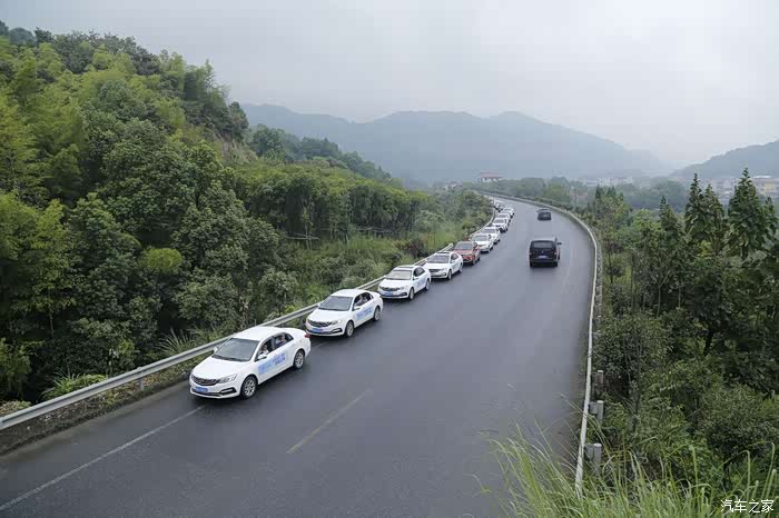 配专业的航拍设备,让我们的车队***瞬间提升了好多,很喜欢这张图片