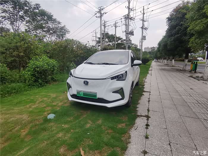 因为前脸构造,奔奔estar有了点科技的感觉