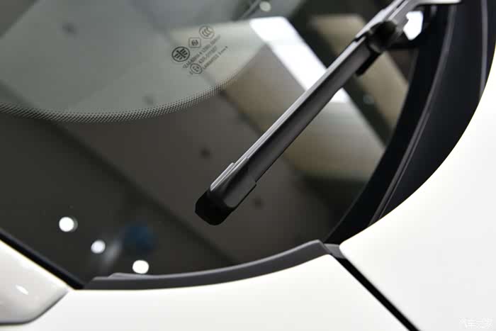 前雨刮器采用无骨雨刮,尊享版以上带有雨刮感应功能,豪华版无缘这个