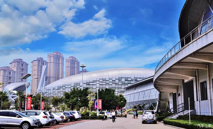 花朵造型张扬独特的文化魅力!随拍超大现代建