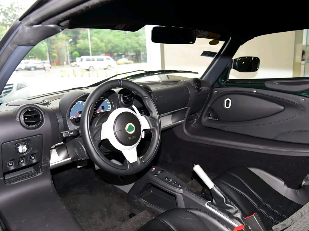 论操作感和性能,这台路特斯exige还是很有实力的