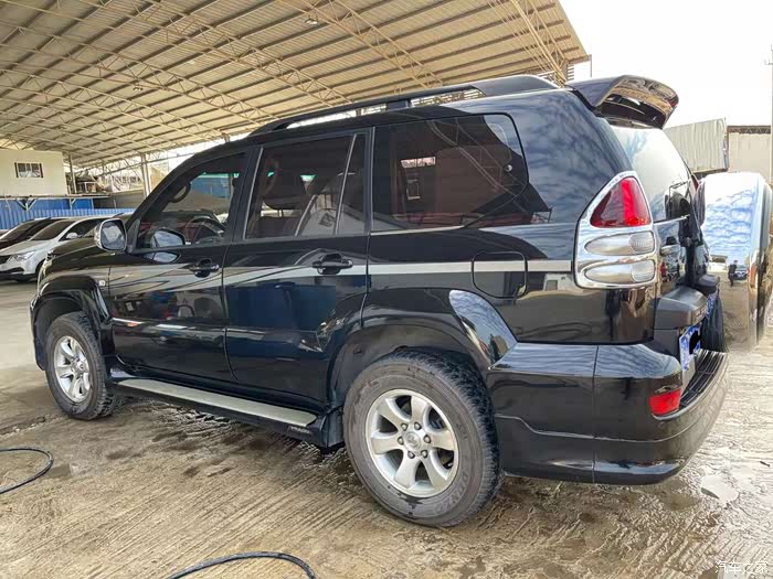 老款的丰田霸道依旧充满霸气感