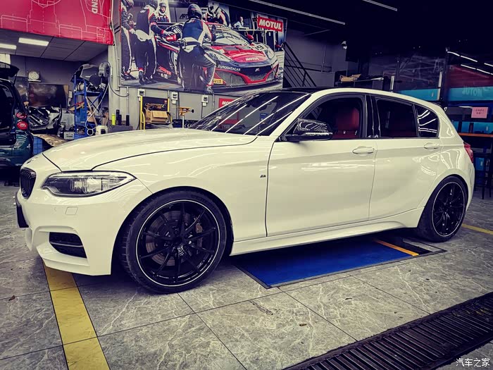 手工宽体,效果很满意,线条完美,油漆饱满,整车的姿态升级