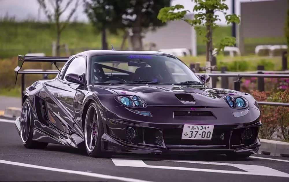 马自达 rx7,让人的第一印象不是那流线型的车身和夸张的尾翼