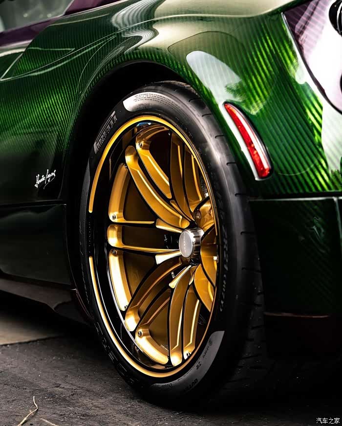 有着一身碳纤维的帕加尼,那样富有动感的外观设计,那金色的轮毂