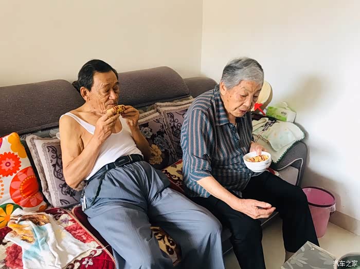 2020年8月18日看望父母祝二老健康长寿